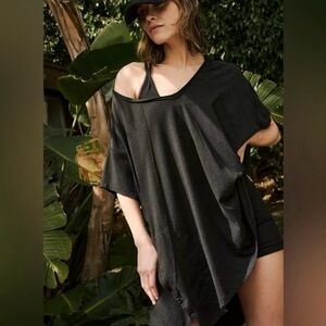 FP Movement City Vibes
Oversized V-Neck Tee Black Hi-Lo tunic, Size Medium